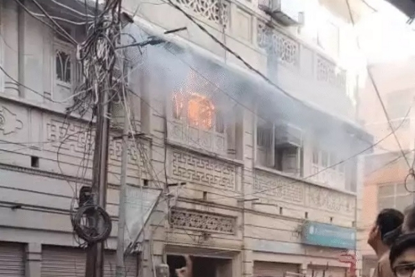 व्यापारी के घर में लगी भीषण आग व्यापारी के घर में लगी भीषण आग