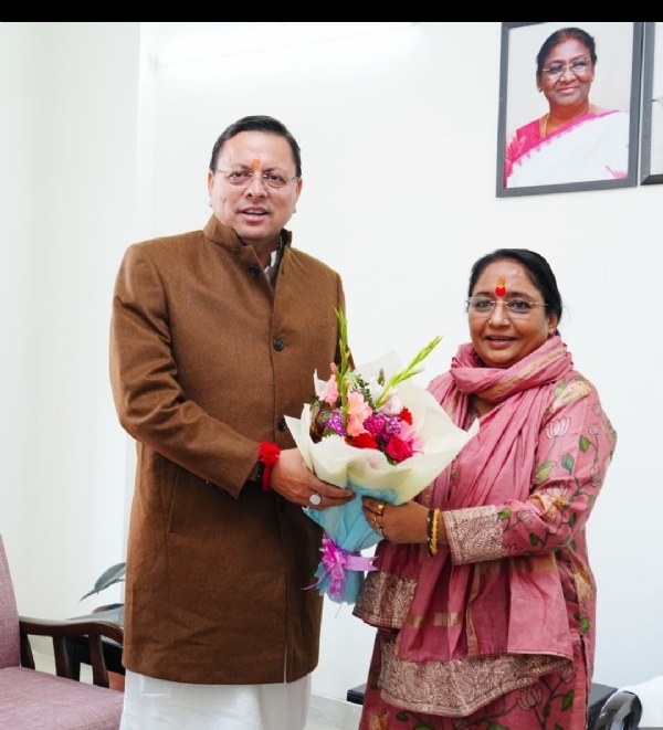 ग्रीष्मकालीन राजधानी भराड़ीसैंण (गैरसैंण) में पुष्कर सिंह धामी नेता प्रतिपक्ष यशपाल आर्य से शिष्टाचार भेंट करते ।