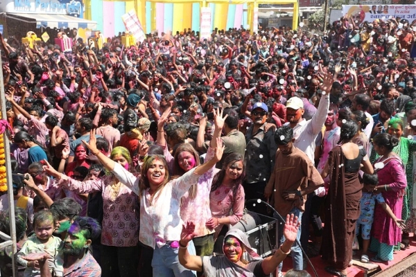 मप्रः मुख्यमंत्री डॉ. यादव ने रंग पंचमी पर उज्जैन में खेली फूलों की होली मप्रः मुख्यमंत्री डॉ. यादव ने रंग पंचमी पर उज्जैन में खेली फूलों की होली