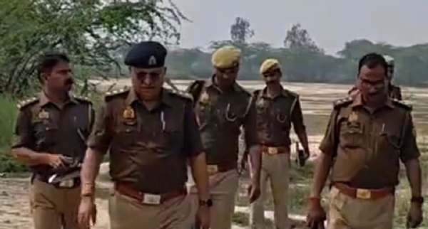 खेत में महिला का शव मिलने के बाद पहुंची पुलिस खेत में महिला का शव मिलने के बाद पहुंची पुलिस