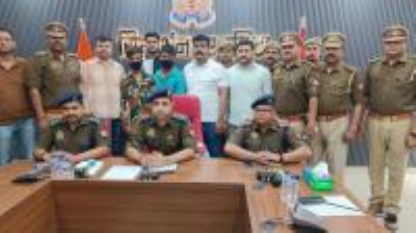 घटना का खुलासा करते पुलिस अधिकारी, पकड़े गए अभियुक्तों की फोटो घटना का खुलासा करते पुलिस अधिकारी, पकड़े गए अभियुक्तों की फोटो