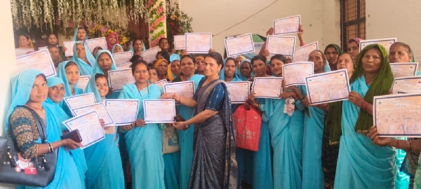 सम्मानित होते हुए जल सहेलियां