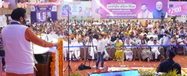 अंतरराष्ट्रीय महिला दिवस पर आयोजित राज्य स्तरीय समारोह को संबोधित करते सीएम।