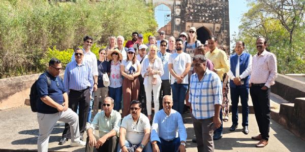 बरुआसागर किले पर टूर के सदस्य