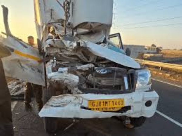 पार्सल वाहन कंटेनर से टकराया पार्सल वाहन कंटेनर से टकराया