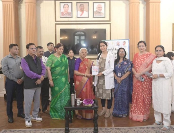 राज्यपाल आनंदीबेन पटेल के साथ केजीएमयू की कुलपति प्रो. सोनिया नित्यानंद राज्यपाल आनंदीबेन पटेल के साथ केजीएमयू की कुलपति प्रो. सोनिया नित्यानंद