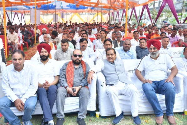 होली मिलन समारोह में कुंदरकी विधानसभा से शामिल हजारों क्षेत्रवासी।