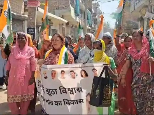 प्रदर्शन करती हुई गांव की महिलाएं