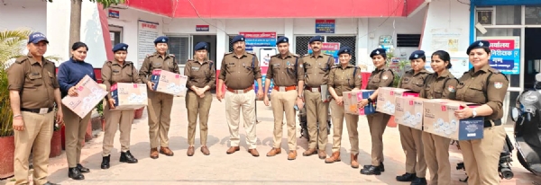 महिला पुलिस कर्मियों को सम्मानित करते हुए