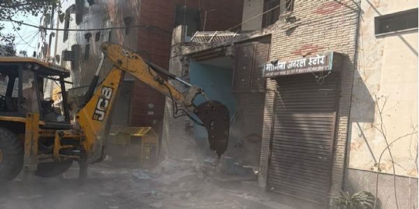 मकान पर बुलडोजर चलते हुए की फाेटाे