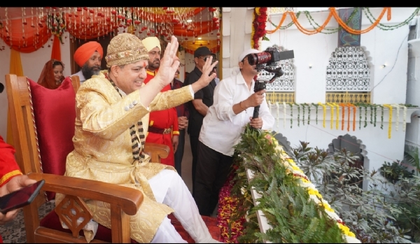 देहरादून स्थित श्री दरबार साहिब में आयोजित ऐतिहासिक झंडा मेले के अवसर पर पारंपरिक वेशभूषा में विराजमान महाराज श्रद्धालुओं को आशीर्वाद देते हुए।