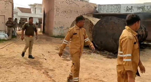 फायर ब्रिगेड कर्मी एवं पुलिसकर्मी की फोटो फायर ब्रिगेड कर्मी एवं पुलिसकर्मी की फोटो