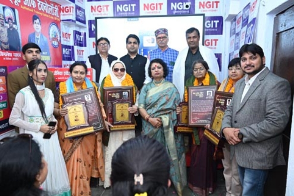 सम्मानित महिलाएं एवं अतिथिगण सम्मानित महिलाएं एवं अतिथिगण