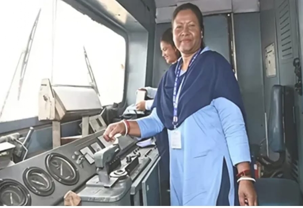 ट्रेन चलाते महिला