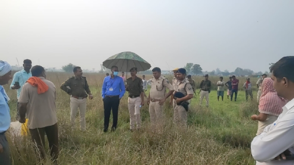 घटनास्थल की जांच करती पुलिस घटनास्थल की जांच करती पुलिस