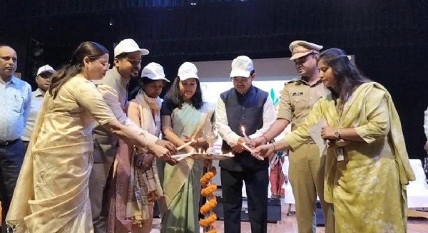 उद्घाटन करते अतिथि उद्घाटन करते अतिथि