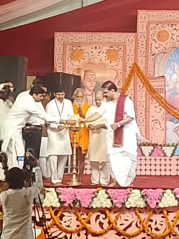 दीप प्रज्वलित कर कार्यक्रम का शुभारंभ करते राजन जी महाराज एवं अतिथि