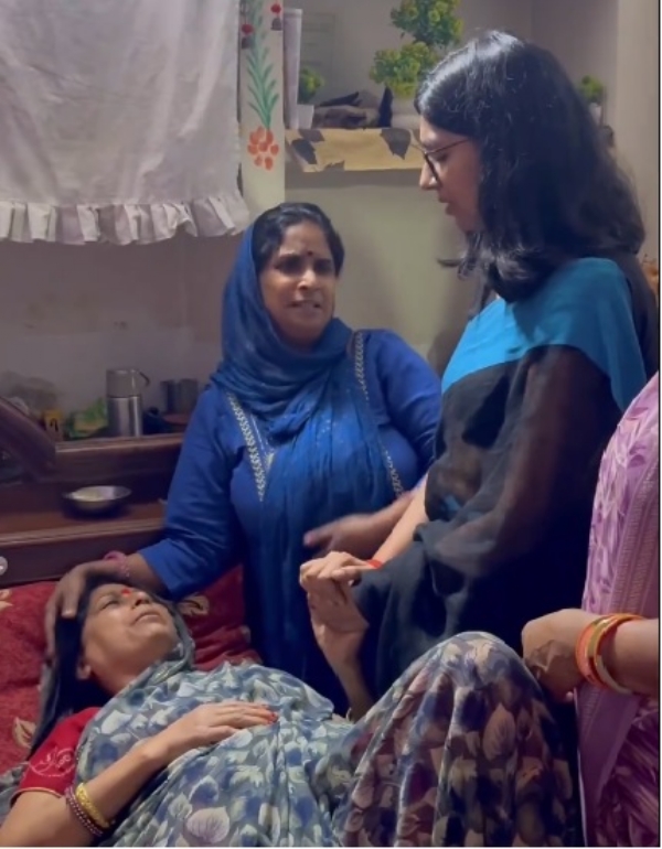 उत्तम नगर में मृतक तरुण के परिवार वाले से मुलाकात करती  राज्यसभा सदस्य स्वाति मालीवाल
