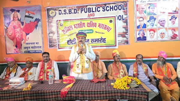 घोषणा करते राघवेंद्र सिंह