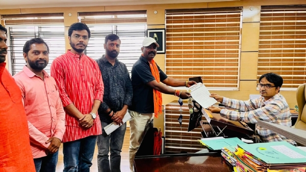 ज्ञापन सौंपते लोग ज्ञापन सौंपते लोग