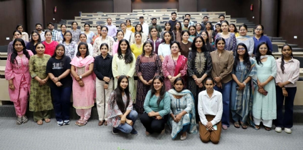 प्रेरणादायक फिल्म ‘गुंजन सक्सेना: दा कारगिल गर्ल’ देखने वाले अतिथिगण एवं शोधार्थी।