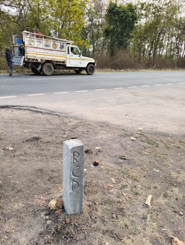 पथ निर्माण विभाग ने लगाया पीलर