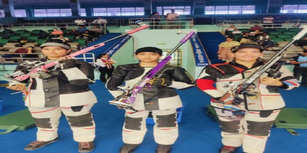 तिलोत्तमा सेन (बीच में)