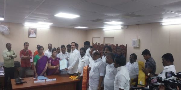 अंबुमणि रामदास को चुनाव अधिकारी से सर्टिफिकेट मिला।