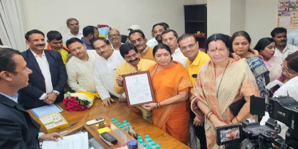 श्रीमती लक्ष्मी वर्मा  निर्वाचन प्रमाण-पत्र के साथ