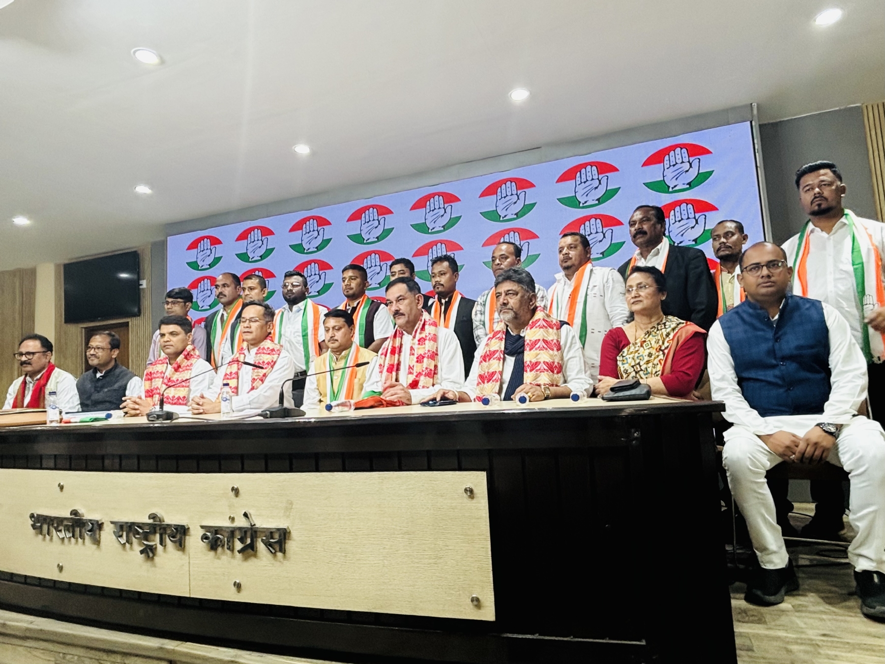 नई दिल्ली में सोमवार को असम के प्रभारी महासचिव जितेन्द्र सिंह, पीसीसी अध्यक्ष गौरव गोगोई और वरिष्ठ पर्यवेक्षक डीके शिवकुमार की उपस्थिति में असम गण परिषद के जयंत खाउंद सहित 16 नेता कांग्रेस की सदस्यता ग्रहण करते हुए।