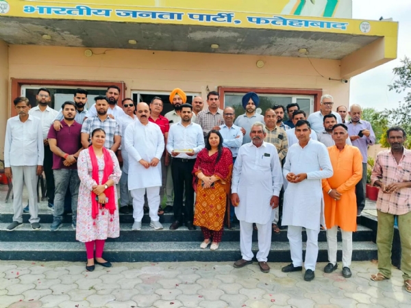 फतेहाबाद। भारतीय टीम की जीत पर लड्डू बांटते भाजपाई।