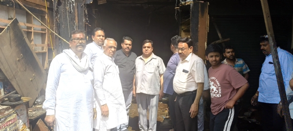 आगजनी से पीडि़त दुकानदार से मिलते व्यापार मंडल का प्रतिनिधिमंडल।