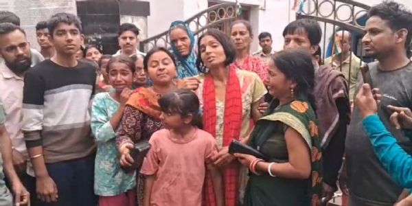 कुल्टी थाने के सामने मृतक के परिजनों ने शव रखकर किया प्रदर्शन