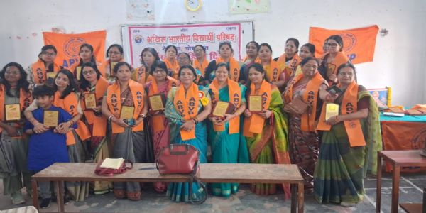 महिलाओं का समाज एवं परिवार के प्रति अनुकरणीय होता है चरित्र : डॉ. रजनी त्रिपाठी