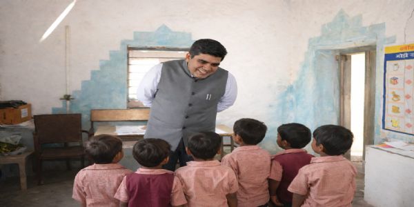 कोरबा कलेक्टर की तालियों ने बढ़ाया हौसला, आंगनबाड़ी में बच्चों ने सुनाई ए-बी-सी-डी