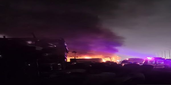 मोतीचूर फ्लाईओवर के पास बस समेत कई वाहन आग की चपेट में, एक की मौत, कई घायल