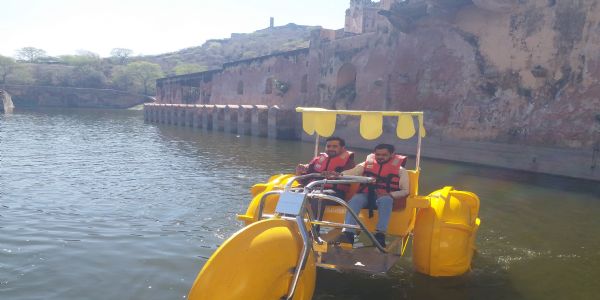 तीस साल बाद मावठा सरोवर में बोटिंग शुरू: झील से आमेर महल का अद्भुत नजारा