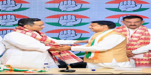 नई दिल्ली में सोमवार को असम के प्रभारी महासचिव जितेन्द्र सिंह, पीसीसी अध्यक्ष गौरव गोगोई और वरिष्ठ पर्यवेक्षक डीके शिवकुमार की उपस्थिति में असम गण परिषद के जयंत खाउंद सहित 16 नेता कांग्रेस की सदस्यता ग्रहण करते हुए।