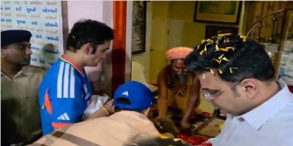 T20 वर्ल्ड कप जीतने के बाद ट्रॉफी के साथ हनुमान मंदिर पहुंचे कप्तान सूर्या