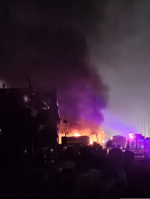 दुर्घटना में आग की लपटें।