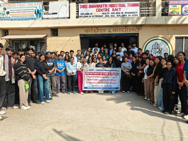 धर्मशाला कॉलेज के छात्रों के साथ उपमुख्य सचेतक।