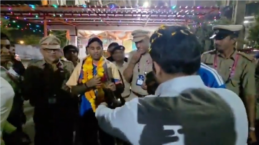 T20 वर्ल्ड कप जीतने के बाद ट्रॉफी के साथ हनुमान मंदिर पहुंचे कप्तान सूर्या