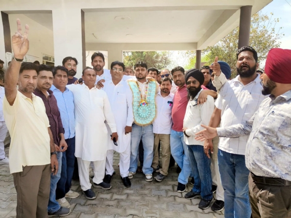 फतेहाबाद। रतिया पंचायत समिति सदस्यों के साथ चेयरमैन चुने गए विकास।