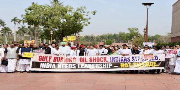 फोटो कैप्शन: संसद के बजट सत्र के दूसरे चरण की शुरुआत से पहले सोमवार को संसद भवन के मकर द्वार पर पश्चिम एशिया के हालात और ऊर्जा सुरक्षा के मुद्दे पर विरोध प्रदर्शन करते कांग्रेस अध्यक्ष मल्लिकार्जुन खरगे, राहुल गांधी, प्रियंका गांधी, केसी वेणुगोपाल और अन्य विपक्षी सांसद।