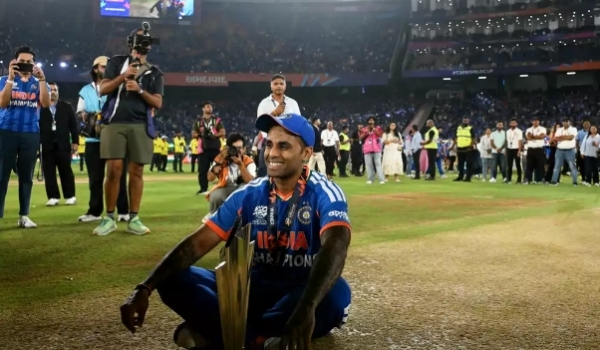 टी 20 विश्व कप ट्रॉफी के साथ सूर्यकुमार यादव