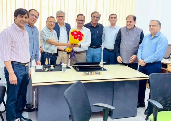 अधिष्ठाता नियुक्त किए जाने पर प्रो. हेमचंद्र गर्ग को शुभकामनाएं देते वरिष्ठ शिक्षक।