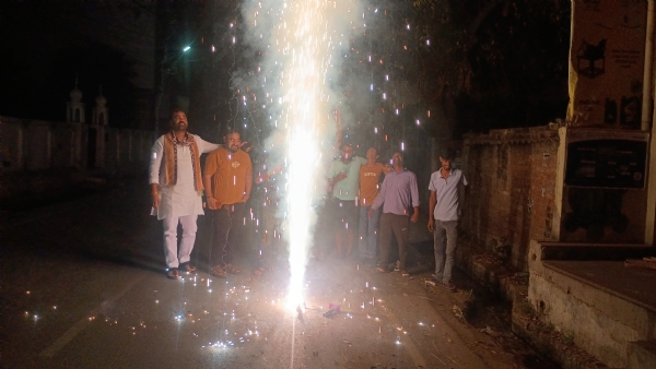 भारत की जीत पर जश्न मनाते हुए क्रिकेट प्रेमी