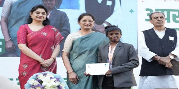 किसान ट्रस्ट द्वारा आयोजित ‘अपराजिता सम्मान समारोह 2026’ में केंद्रीय महिला एवं बाल विकास मंत्री अन्नपूर्णा देवी, ट्रस्टी चारू चौधरी और अन्य विशिष्ट अतिथियों के साथ सम्मानित महिलाएं।