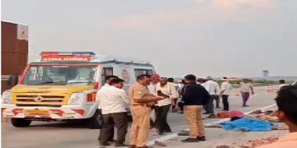 फोटो: जालना में समृद्धि हाईवे पर दुर्घटना की छानबीन कर रहे पुलिसकर्मी