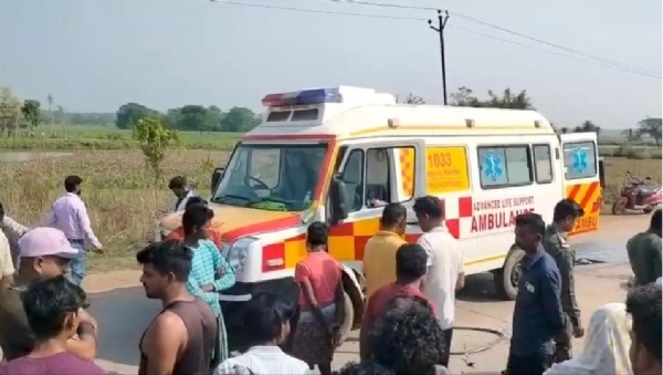 दुर्घटना ग्रस्त टेम्पो और घायलों को एंबुलेंस से लेजाते